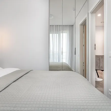 Fresh & Functional I Pool I Cohost Daire Palanga