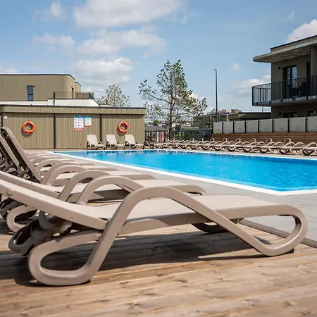 Fresh & Functional I Pool I Cohost